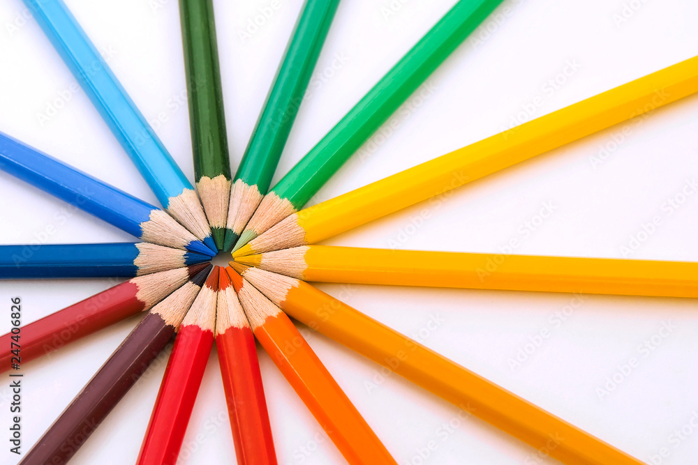 Naklejka premium Colored pencils in cirle