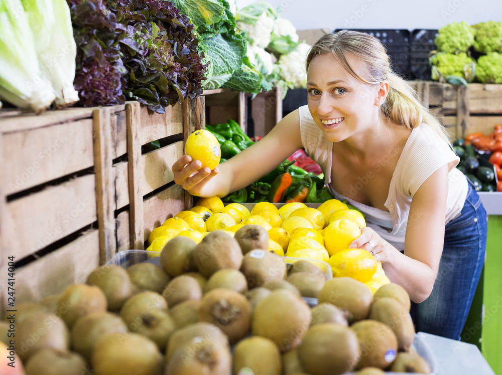 Obraz premium Customer taking lemons