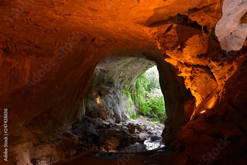 Entr  e de la grotte des sorci  res de Zugarramurdi  31710   dans les Pyr  n  es en Communaut   forale de Navarre  Espagne