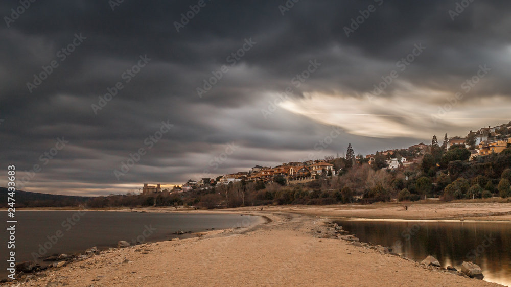 Embalse de Santillana, situado en Manzanares el Real (Madrid), forma parte del Parque Regional de la Cuenca Alta del Manzanares. Embalse de Santillana, situado en Manzanares el Real (Madrid), forma parte del Parque Regional de la Cuenca Alta del Manzanares.