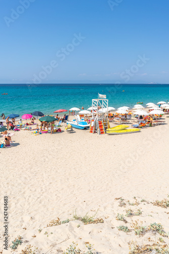 Traumstrand und türkises Wasser auf der Insel Sardinien in Solanas © aND1