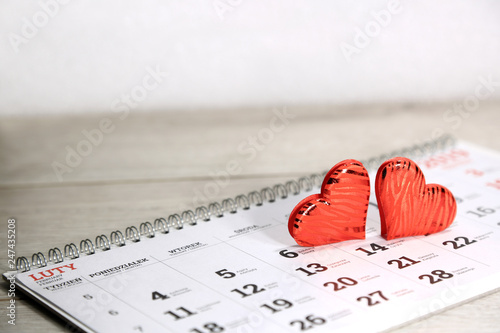 Dwa serca na kartce z kalendarza, 14 lutego
