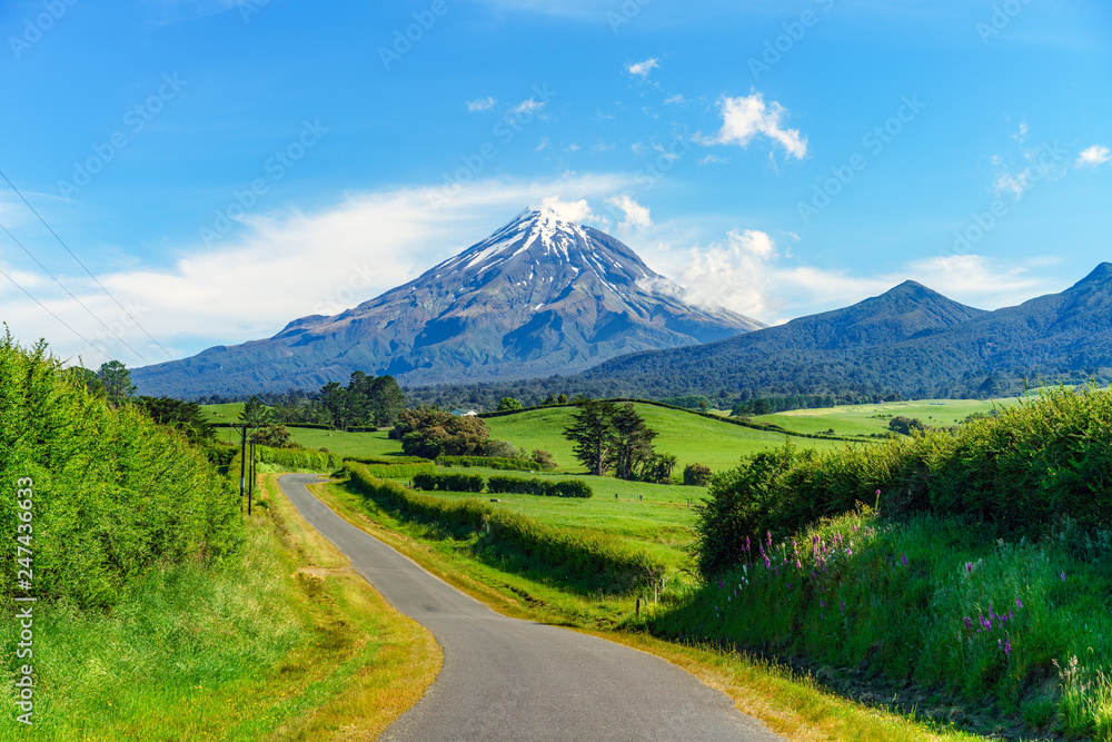 Fototapeta premium on the road, cone volcano mount taranaki, new zealand 6