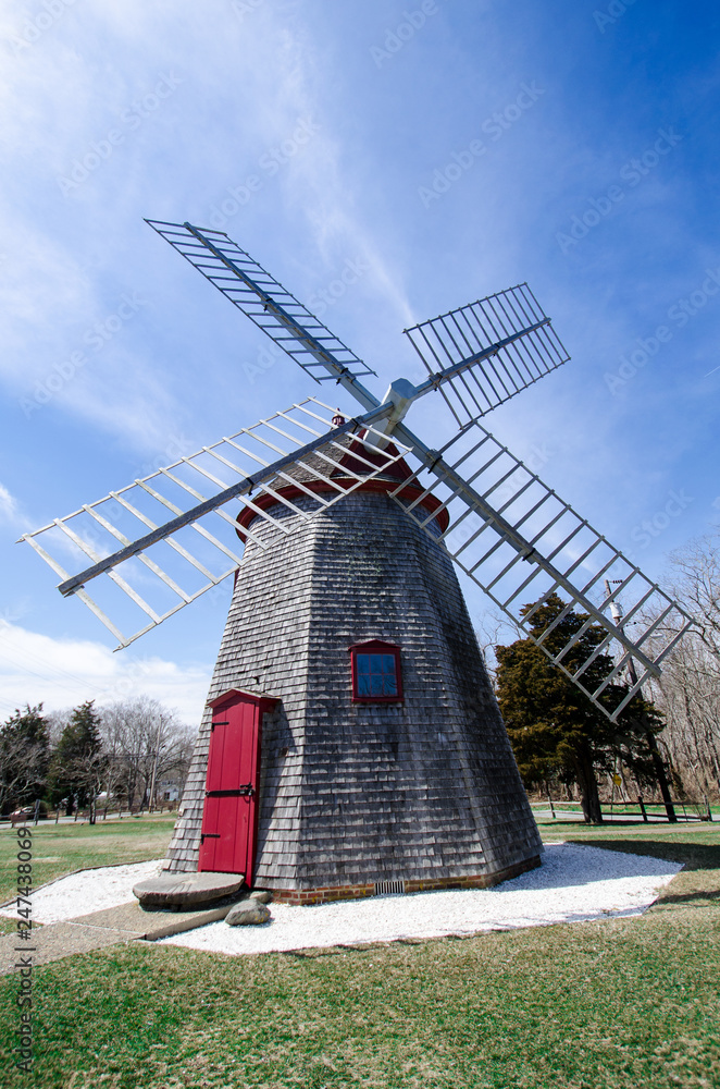 Obraz premium Eastham Windmill was built in 1680 and today, this historic old fashioned mill sits in a Cape Cod Park in Massachusetts. Fisheye lens view