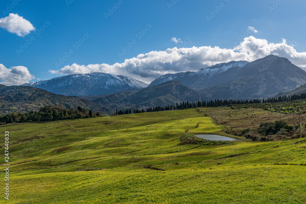 Vista panoramica sulla valle con le cime innevate delle Madonie sullo sfondo, Collesano - provincia di Palermo IT Vista panoramica sulla valle con le cime innevate delle Madonie sullo sfondo, Collesano - provincia di Palermo IT