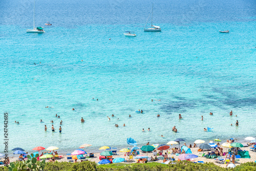 Traumaussicht auf türkises Wasser und Touristen auf der Insel Sardinien im Sommer