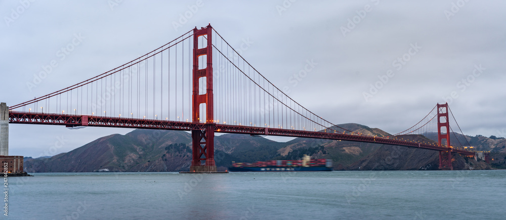 Fototapeta premium Golden Gate Bridge in the evening