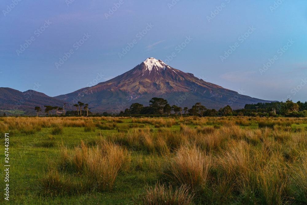 Fototapeta premium blue hour at cone volcano mount taranaki, new zealand 4