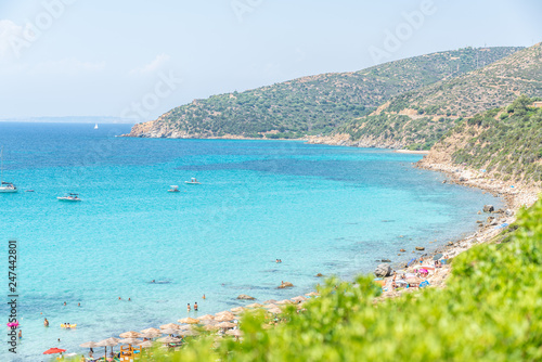Fototapeta Naklejka Na Ścianę i Meble -  Traumaussicht auf türkises Wasser und Turisten auf der Insel Sardinien im Sommer