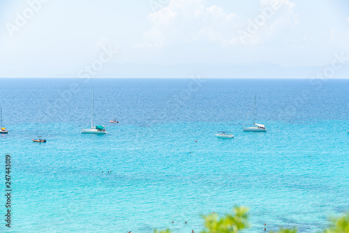 Traumaussicht auf türkises Wasser und Boote auf der Insel Sardinien im Sommer