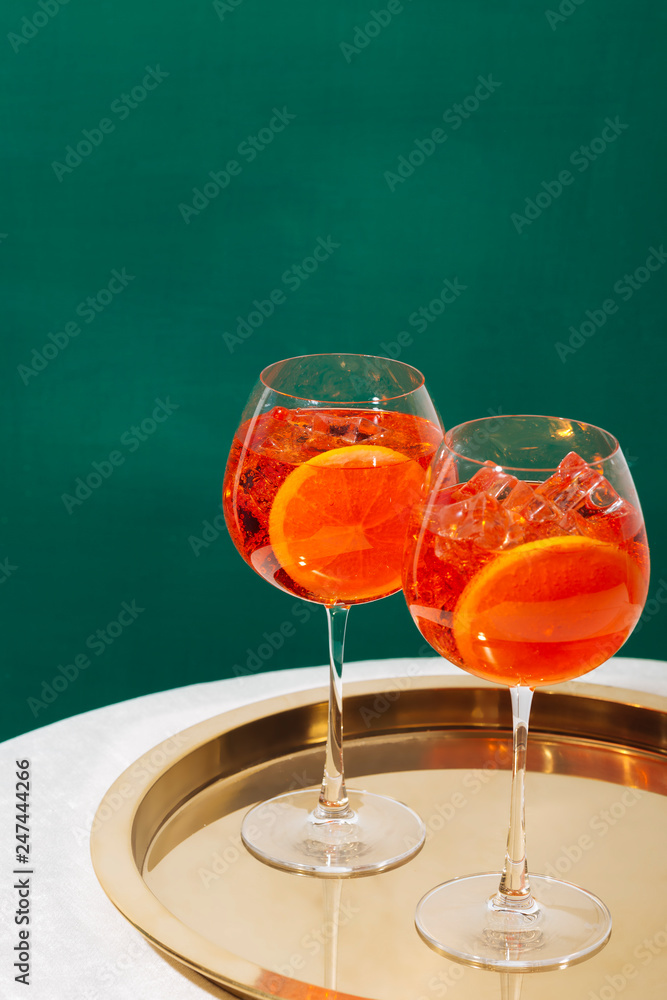 Foto Stock Spritz, a cocktail with sparkling Prosecco, bitter, seltz and  orange slice | Adobe Stock