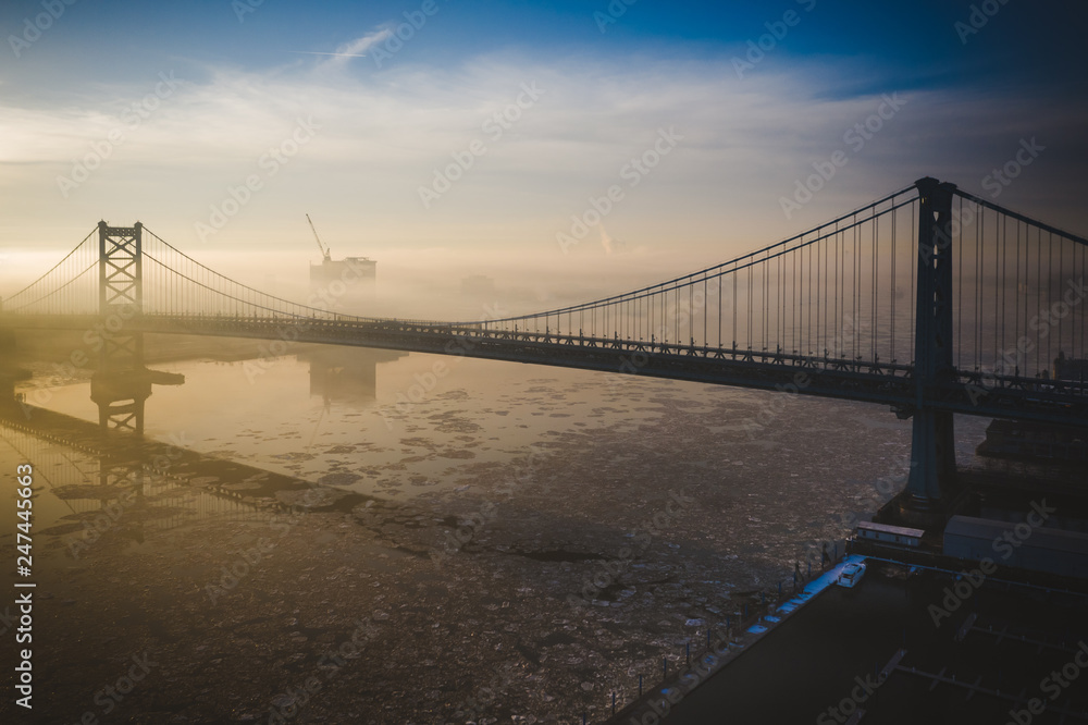 Obraz premium Aerial of Foggy Sunrise Benjamin Franklin Bridge