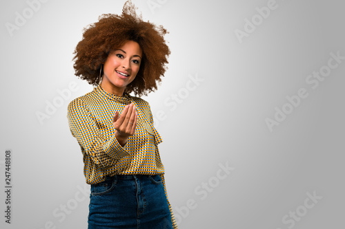 Billede på lærred Afro woman inviting to come here