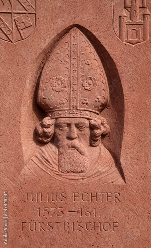 Foto Monument of Julius Echter von Mespelbrunn, Bishop of Wurzburg in Gemunden, Germa