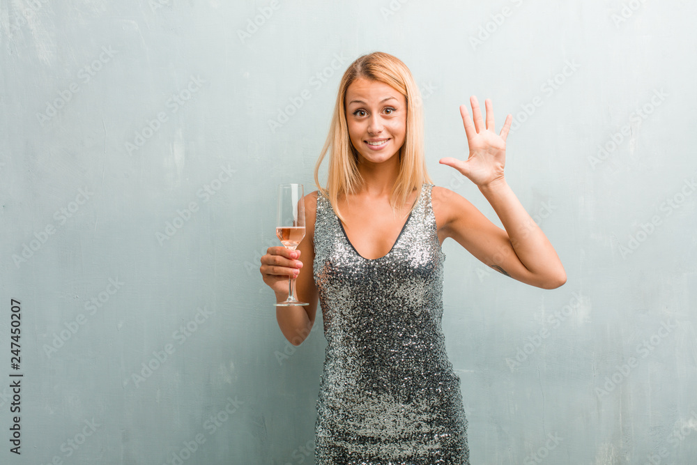 Φωτογραφία Portrait of young elegant blonde woman showing number five, symbol of counting, concept of mathematics, confident and cheerful