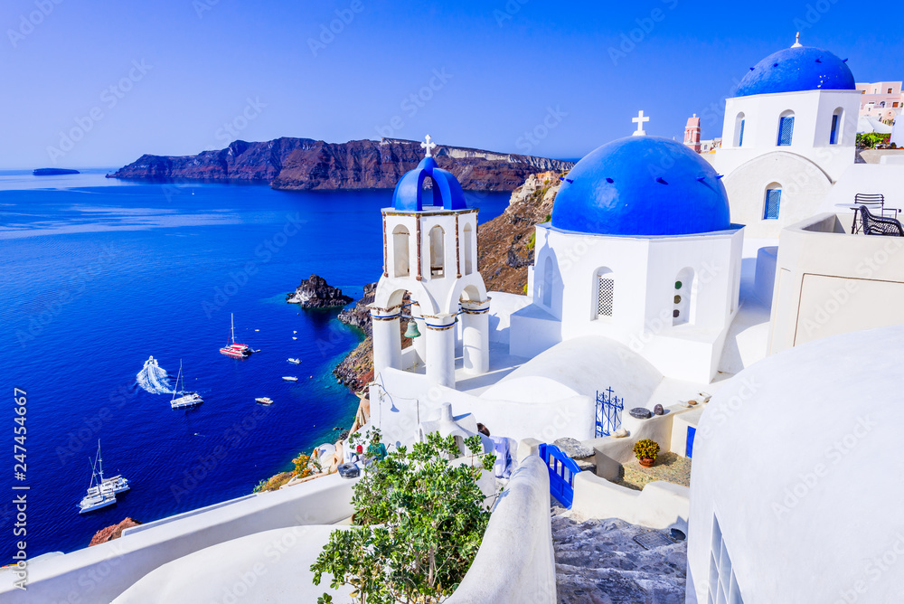 Fototapeta premium Oia, Santorini, Grecja - Błękitny kościół i kaldera