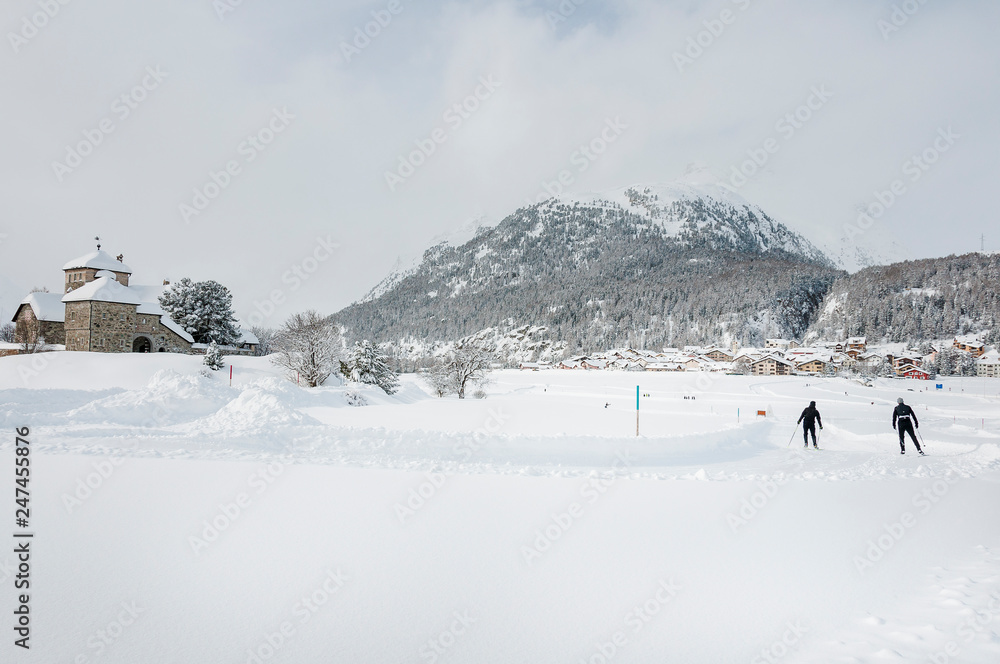 Fototapeta premium Silvaplana, Silvaplanersee, Langlauf, Langlaufloipe, Winter, Wintersport, Piz Julier, Julierpass, Alpen, Graubünden, Schweiz