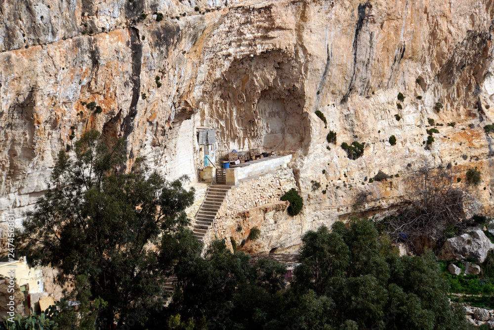 Treppe zu einer Höhlenwohnung an den Dingli Cliffs