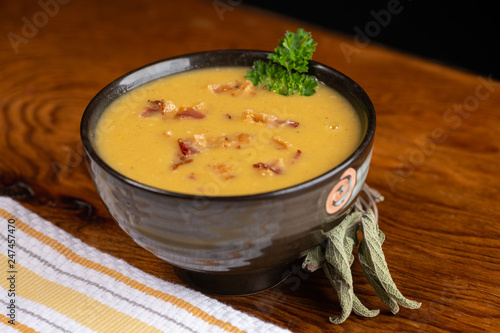 Foto Delicious butternut squash soup with bacon bits