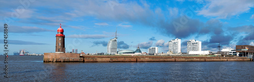 Bremerhaven an der Nordseeküste, Panorama der Skyline mit historischer Mole photo