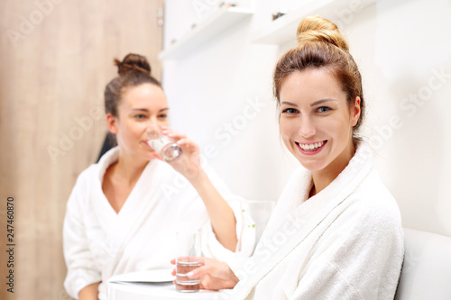 Dwie młode kobiety oczekują na zabieg kosmetyczny w luksusowej klinice kosmetycznej.