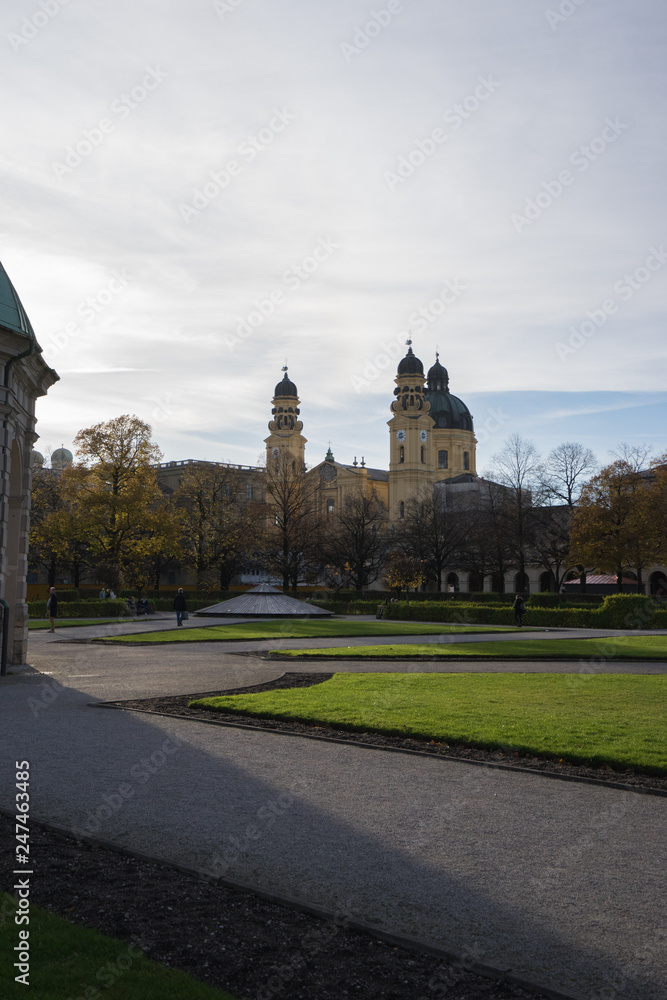 Fototapeta premium Im Hofgarten in München: Blick auf Dianatempel und Theatinerkirche 