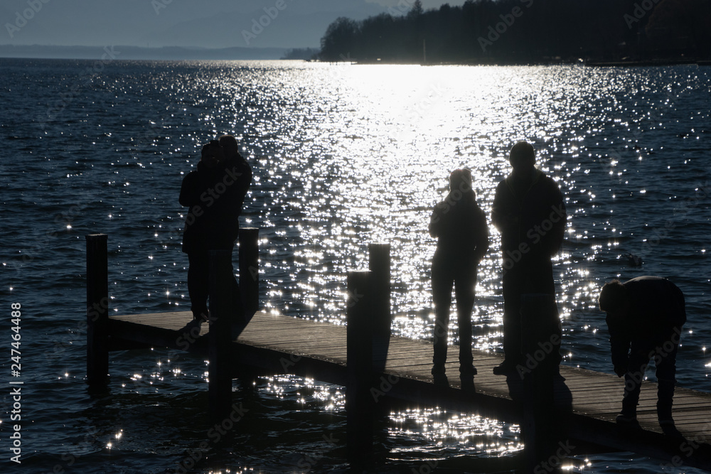 Fototapeta premium Menschen am Starnberger See im Winter