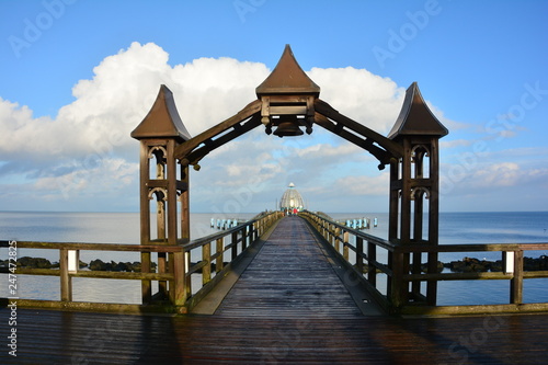 Holzbogen  mit Blick zur Tauchgondel auf der Seebrücke in Sellin, auf Rügen in Deutschland