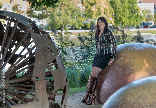 Schöne Frau im Park