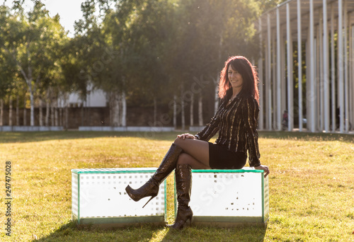 Schöne Frau im Park