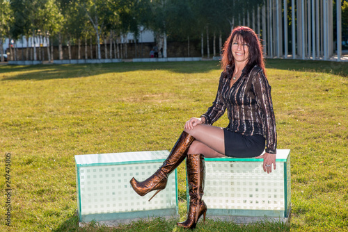 Schöne Frau im Park