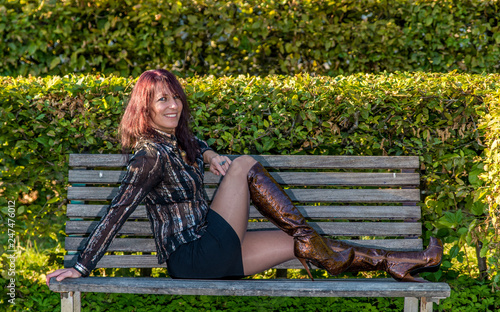 Schöne Frau im Park