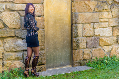 Schöne Frau im Park