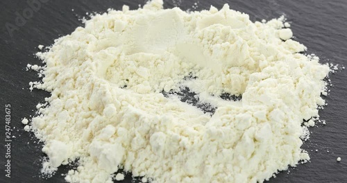 egg crack in to the flour