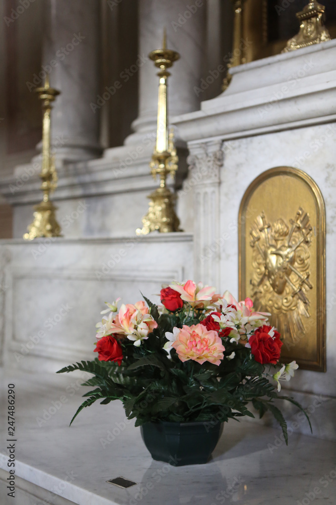 Bouquets de fleurs sur un autel. Collégiale Saint-Jacques-le-Majeur. Sallanches. / Bouquets of flowers on an altar. Saint James's collegiate church. Sallanches.