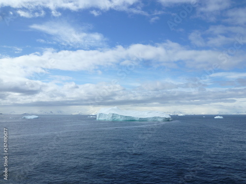 南極　氷塊 © cloudolivine