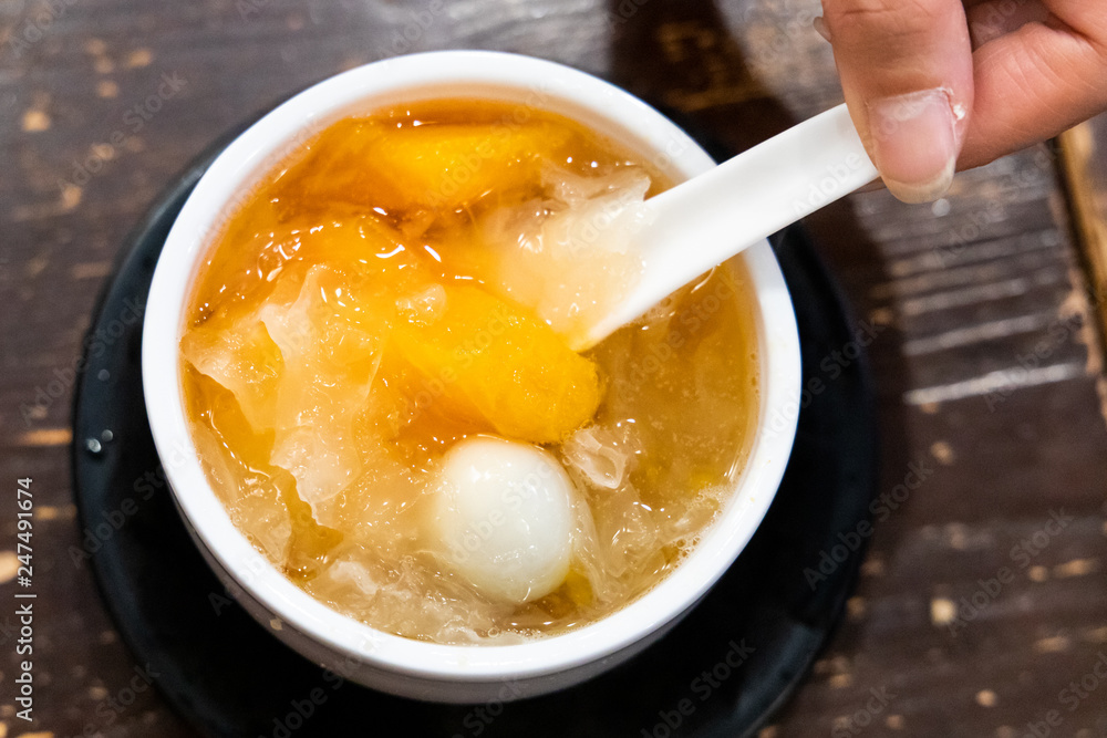 Papaya with snow fungus and egg sweet dessert soup Papaya with snow fungus and egg sweet dessert soup