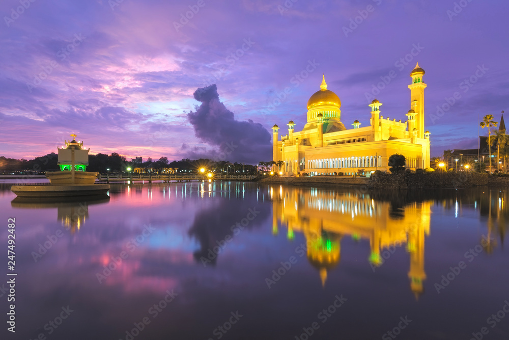Fototapeta premium Sultan Omar Ali Saifuddien Mosque in Brunei