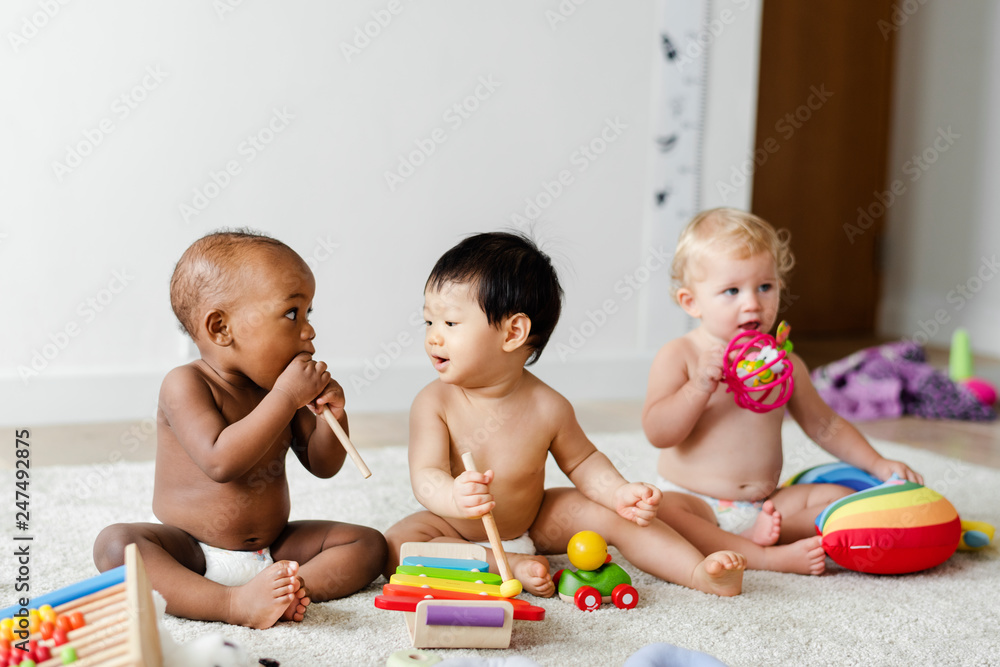 © Rawpixel.com - Babies playing together in a play room © Rawpixel.com - Babies playing together in a play room