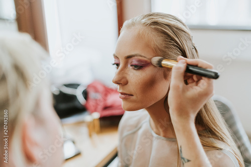 Foto Model getting her makeup done