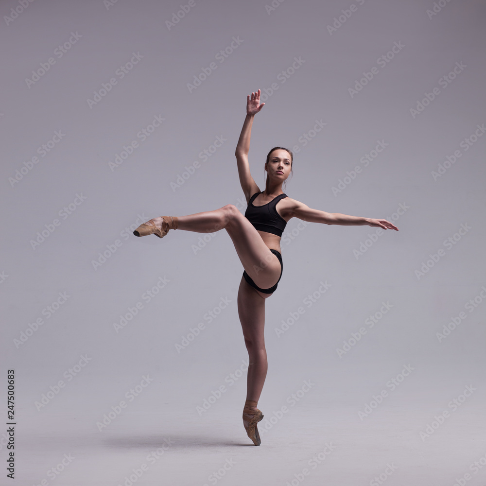 Fototapeta premium Beautiful Ballet Dancer Posing On Pointes.