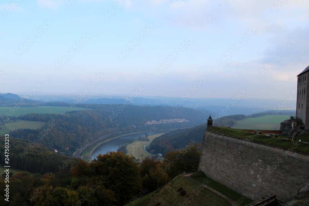 Fototapeta premium blick auf ein gebäude, den fluss und die natur in dresden sachsen deutschland fotografiert während eines urlaubs an einem schönen sommertag