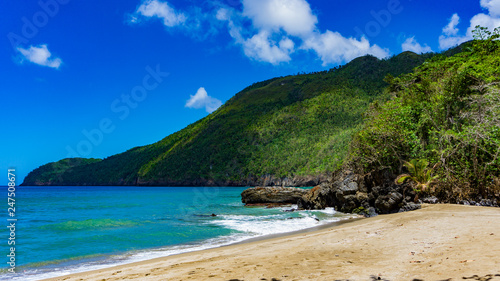 Ein tropischer Strand mit Bergen und Felsen in der Karibik Punta Cana, Atlantik, nördlich des Äquators © Thomas