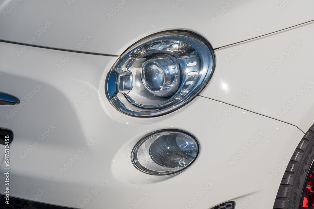 自動車のヘッドライト Headlight of the car 自動車のヘッドライト Headlight of the car