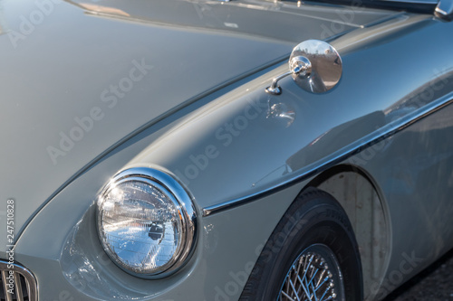 自動車のヘッドライト　Headlight of the car