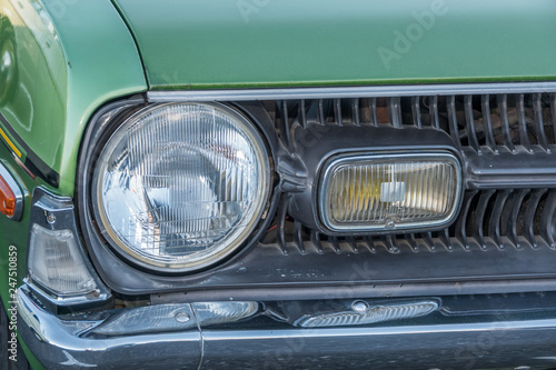 自動車のヘッドライト　Headlight of the car
