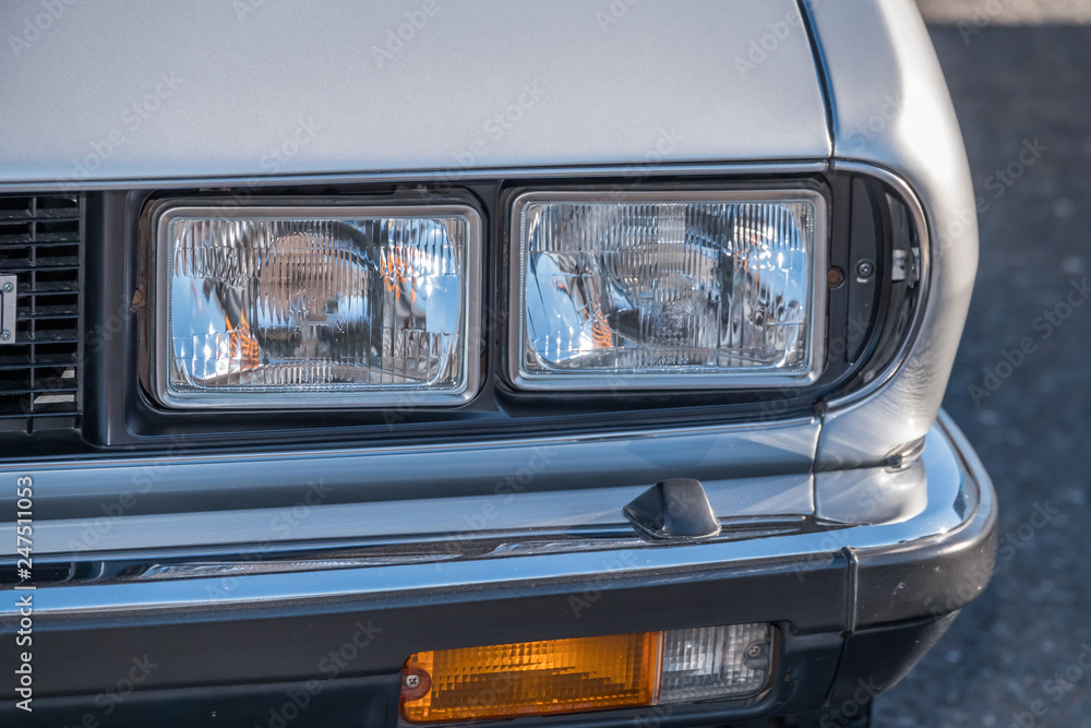 自動車のヘッドライト Headlight of the car 自動車のヘッドライト Headlight of the car