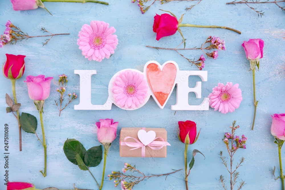 Obraz premium Geschenk mit Frühlingsblumen - flat lay Love - Muttertag Hochzeit Valentinstag 