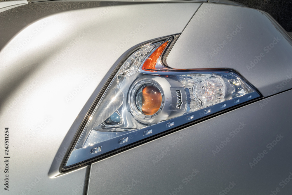 自動車のヘッドライト　Headlight of the car