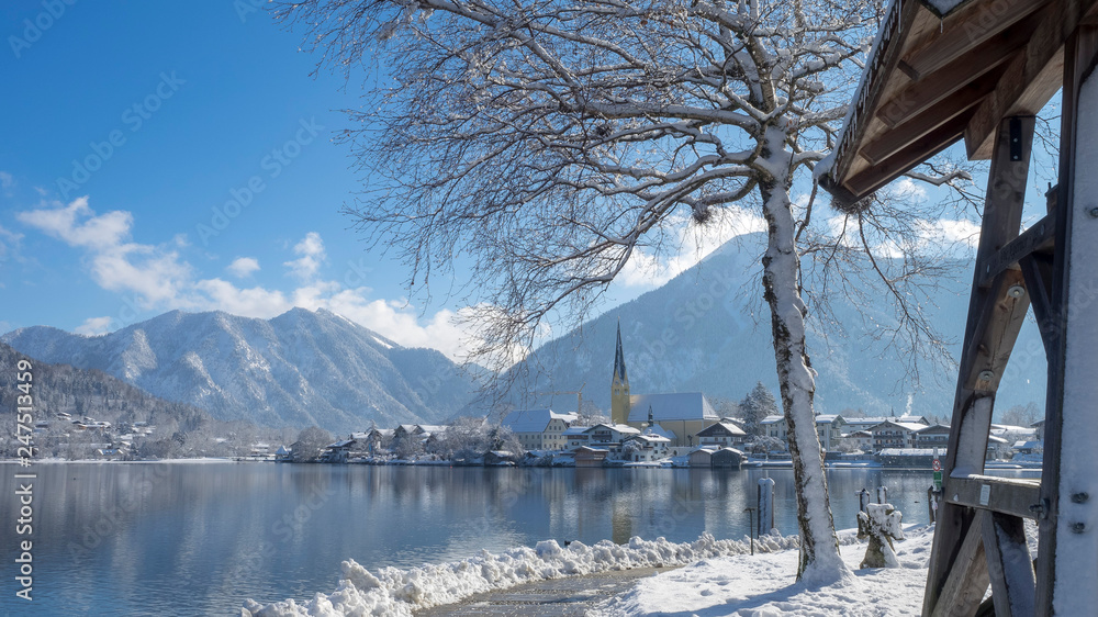 Blick von Rottach-Egern und die Kirche St. Laurentius Blick von Rottach-Egern und die Kirche St. Laurentius